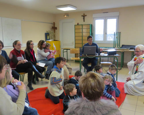 Maintenant pour dire au revoir à Jésus, nous faisons le signe de croix...
