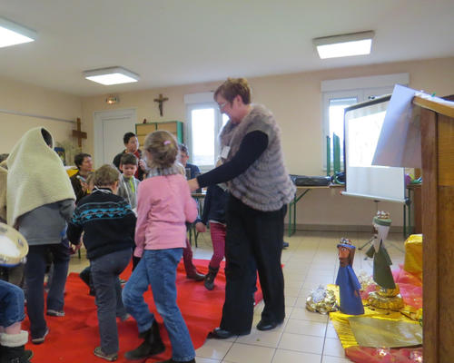 Pour montrer à Jésus que nous l'aimons, nous entrons dans la ronde... En avant...