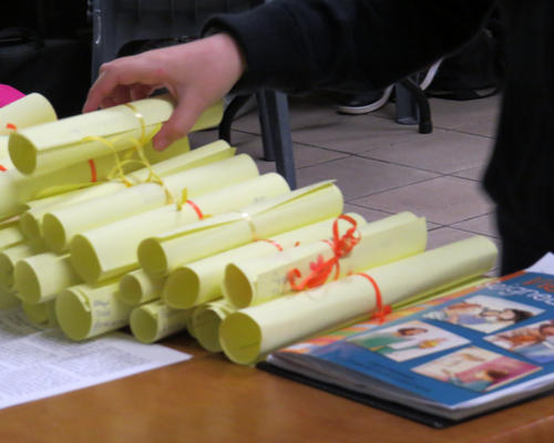 Les lettres de demande rédigées par les enfants sont roulées et posées sur la table pour être offertes pendant la célébration