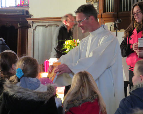 Remise du Nouveau Testament à chaque enfant