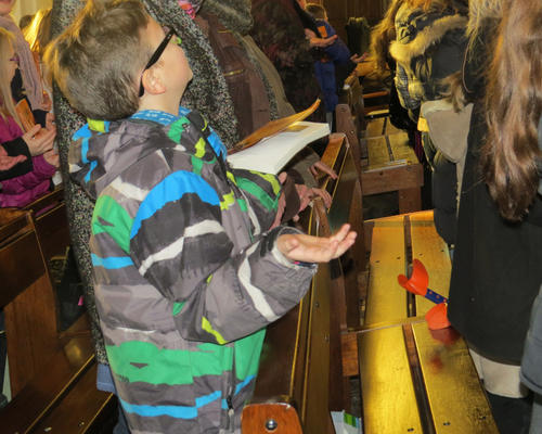 Remise du Nouveau Testament à chaque enfant