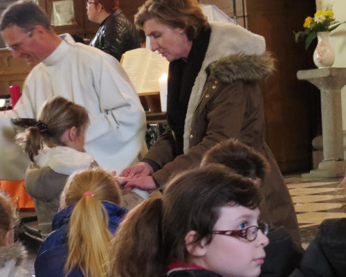 Les enfants apprennent comment communier