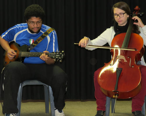 Fidèlement, les jeunes musiciens ont accompagné la retraite des enfants