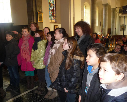 Remise du Nouveau Testament à chaque enfant