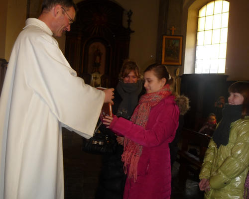 Remise du Nouveau Testament à chaque enfant