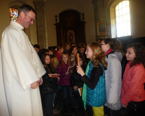 Remise du Nouveau Testament à chaque enfant