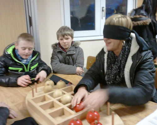 Sur chaque table, un jeu nous attendait