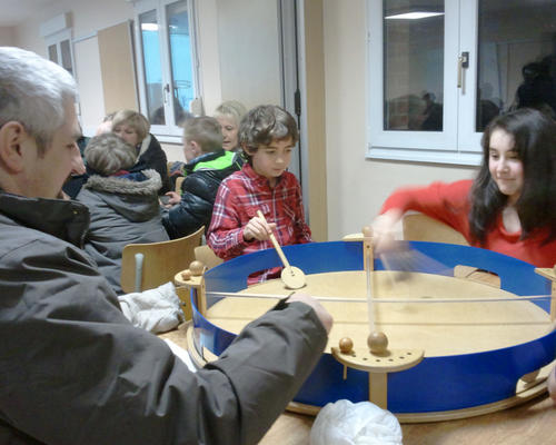 Sur chaque table, un jeu nous attendait