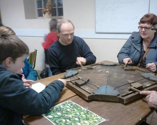 Sur chaque table, un jeu nous attendait