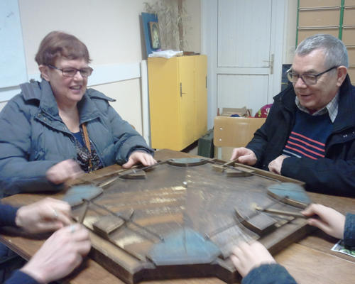 Sur chaque table, un jeu nous attendait