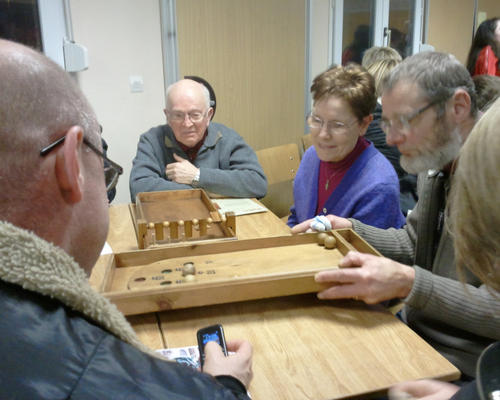 Sur chaque table, un jeu nous attendait