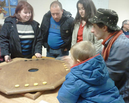 Sur chaque table, un jeu nous attendait