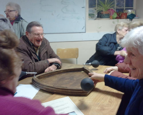 Sur chaque table, un jeu nous attendait