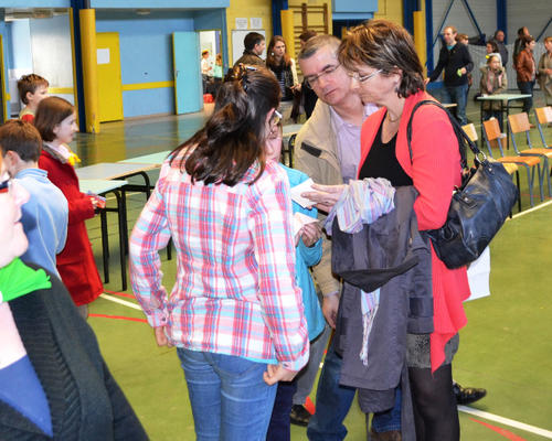 le rassemblement est terminé, les parents papotent  
