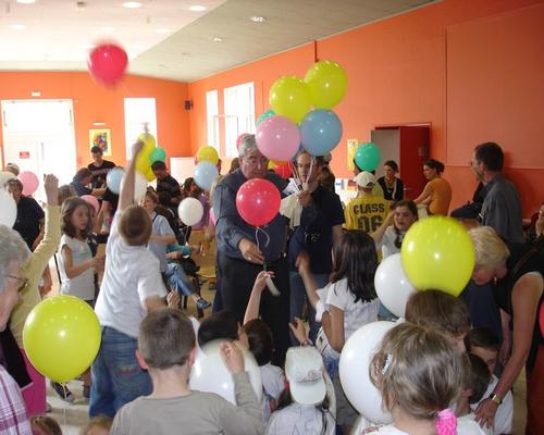 50 - Distribution des ballons par le Père Garnier