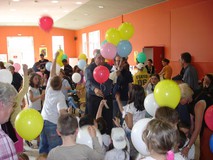 50 - Distribution des ballons par le Père Garnier