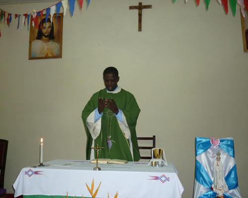 La veille au matin, l'Abbé Georges célèbre dans la chapelle de l'évêché pour Geneviève.