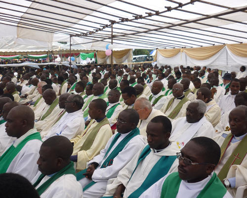 Les prêtres rassemblés au nombre de 330 venus soutenir leur confrère Mgr Georges âgé de 49 ans et 20 ans de sacerdoce.