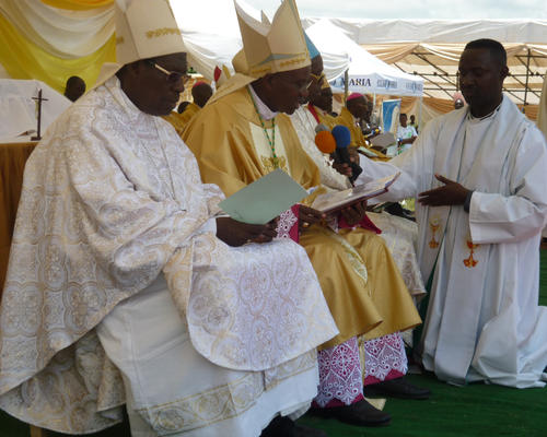 L'évêque consécrateur, Mgr Gervais du diocèse de Ngozi. Mgr Garnier le connaît.