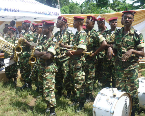 Les militaires en fanfare joue des chants religieux.