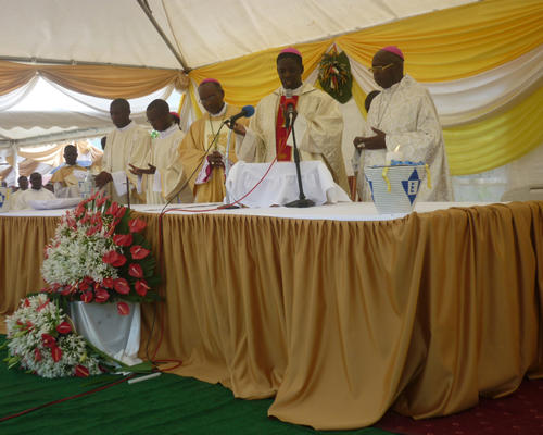 Mgr Georges, maintenant ordonné évêque, concélèbre avec les autres évêques.
