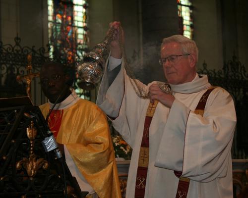 Encensement de l’Évangile.
