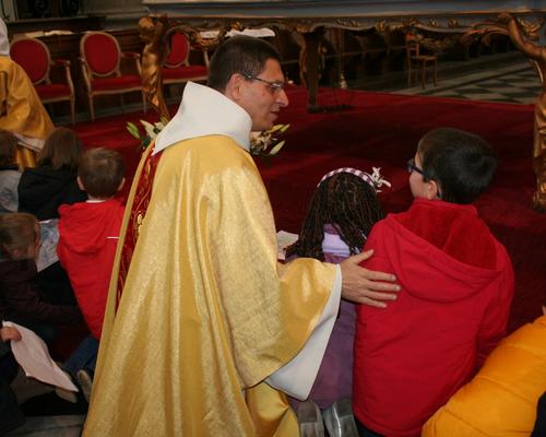 L'abbé Descarpentries avec les enfants au pied de