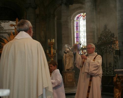 Encensement des prêtres.