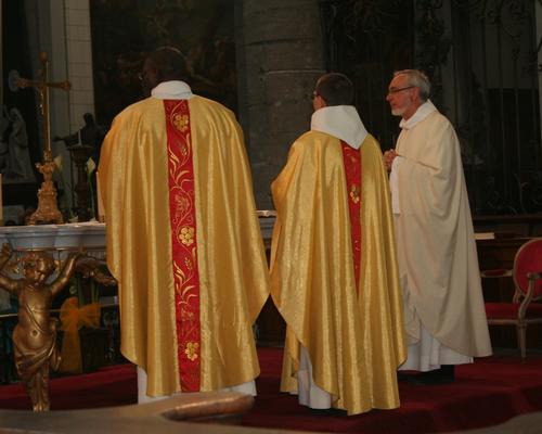 Les prêtres durant la prière eucharistique.