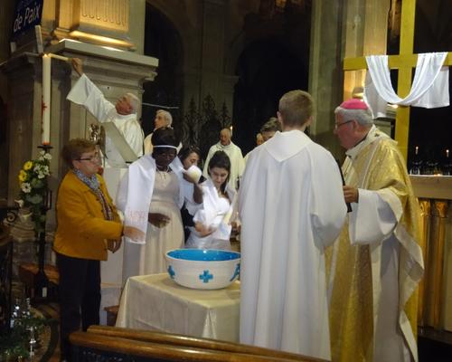les marraines remettent le vêtement blanc