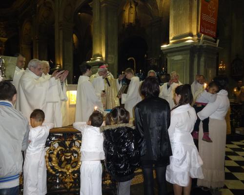 les prêtres invoquent l'Esprit Saint