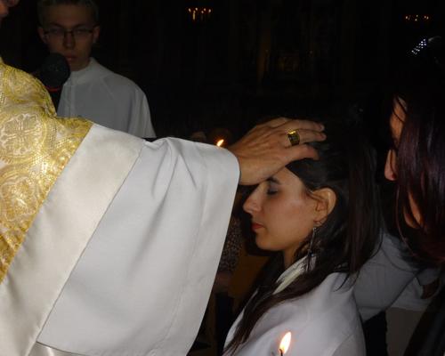 Laura reçoit le sacrement de confirmation