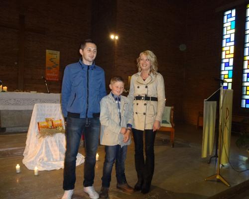 Thibault avec ses marraine et parrain