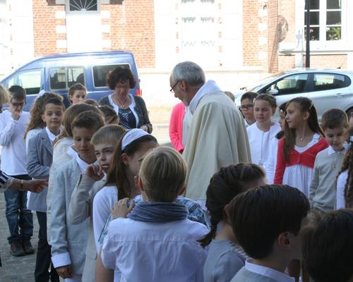 L'abbé Merville et les enfants avant la messe.