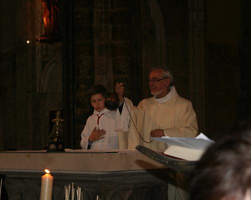 Encensement de l'autel.