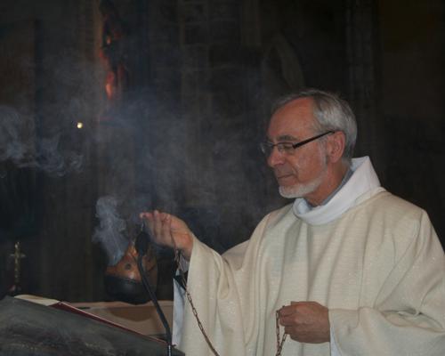 Encensement du lectionnaire.