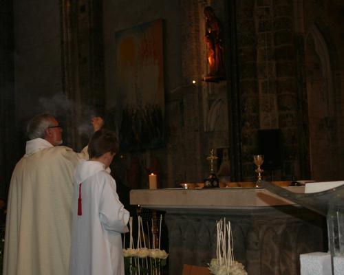 Encensement de l'autel à l'offertoire.