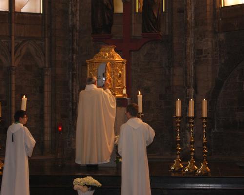 Le ciboire remis au tabernacle.