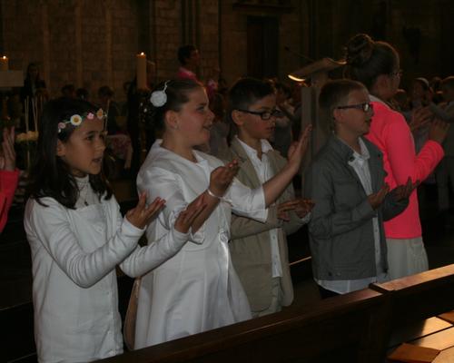 Chant et chorégraphie à la fin de la messe.