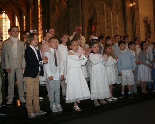 Les enfants devant l'autel.