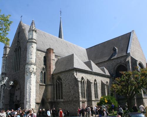 L'église Notre-Dame, sous le soleil de midi...