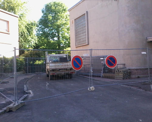 Des grillages protègent l'accès du chantier
