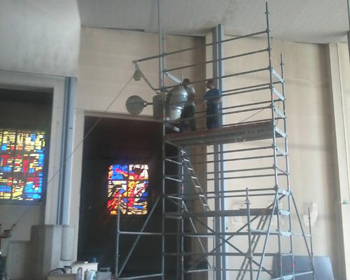 Premier échafaudage dans l'église