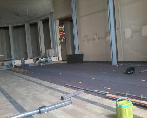 Le sol en marbre sera protégé par un tapis durant la durée du chantier.