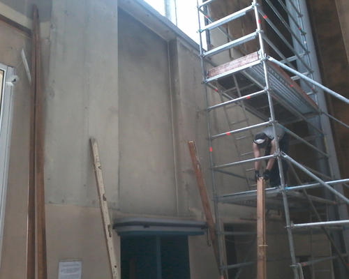Démontage du revêtement du mur d'entrée.