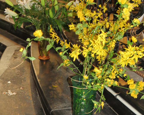 Fleurs annonçant la joie des enfants qui vont communier pour la première fois