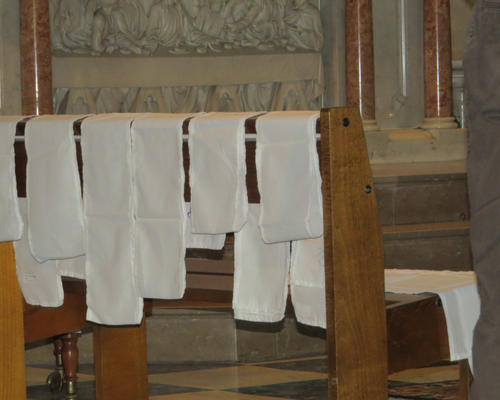 Les écharpes blanches, symboles de pureté attendent les enfants...