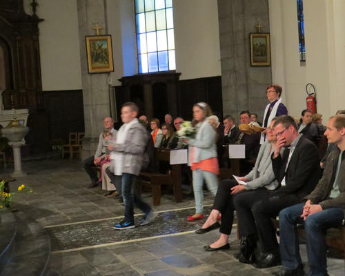 Puis les burettes...les fleurs coupées symbolisant le sacrifice de Jésus... Les prières des enfants.