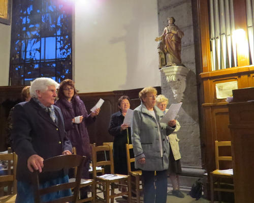 La chorale, tout au long de la messe nous aide à rendre grâce au Seigneur, à le célébrer, à prier.