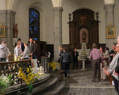 Gestes de paix avant la première communion des enfants et la communion des adultes.